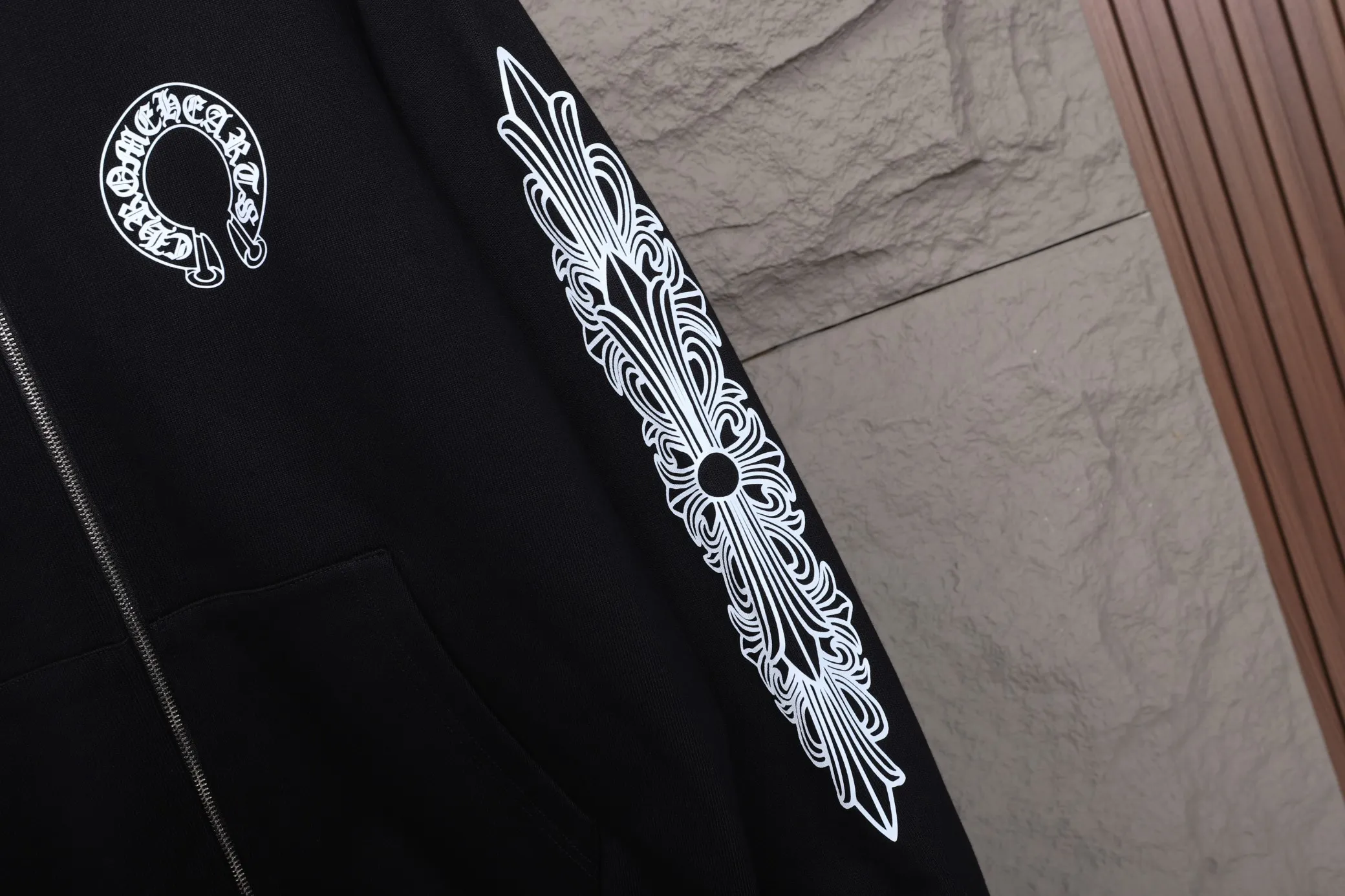P350 top version new k02 🇺🇸City limited｜ChromeHearts 25 early autumn Chrome Hearts zipper hooded sweatshirt is here Sanskrit letter city cross horseshoe arm zipper hooded sweatshirt, same style for men and women, a must-have basic versatile sweatshirt jacket for early autumn, easy to solve daily matching problems! Casual fit hooded sweatshirt, the silhouette is casual, smooth, casual and tolerant. 530g, custom-made high-weight pure cotton fabric with clear texture and comfortable upper body. The classic model is a must-have for students. If you like it, come and get the same model!